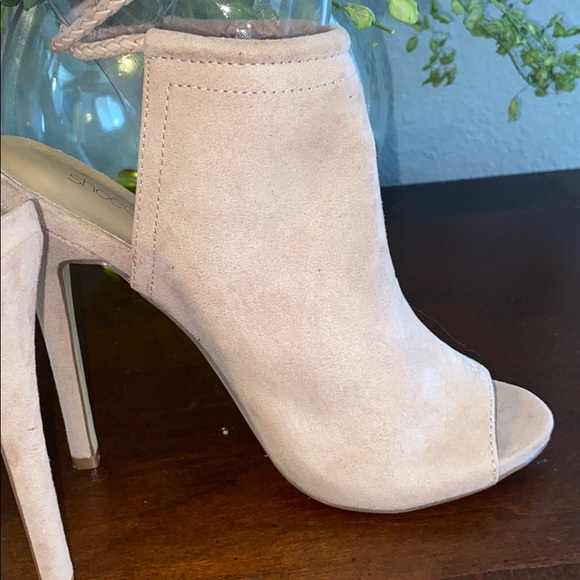 ❤️GIFTED❤️Shoe Dazzle suede peep-toe booties - Picture 7 of 11